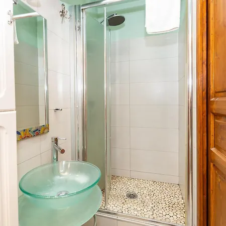 Guesthost - La Mansarda Di Garibaldi Appartement *
